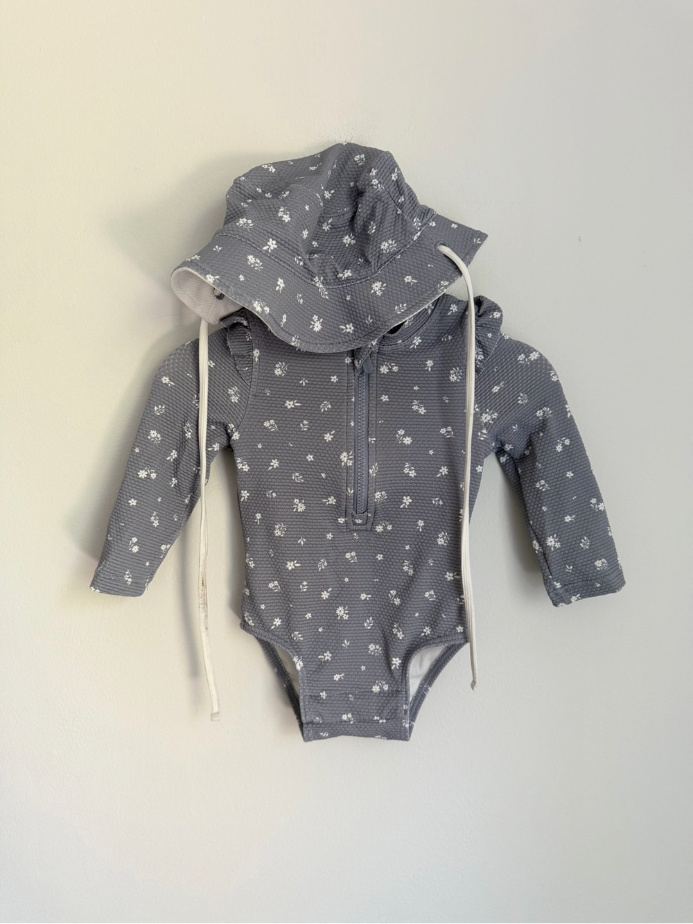 Petit Lem Long-Sleeve Floral Rash Guard Swimsuit & Matching Hat (Size 3-6m)